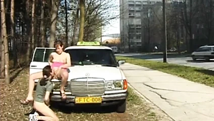 Taksi sikme üzerinde kamu sokak