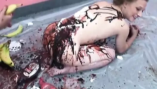 Şehvetli ev kadınları sıkılıyor ve büyük memelere dondurma soslarıyla oynuyor