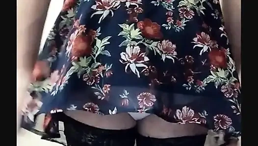 Yazlık elbiseli travesti külotunu gösteriyor