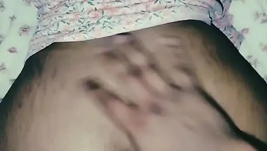 Üvey kız kardeş zor anlar geçiriyor ve döl içmek istiyor