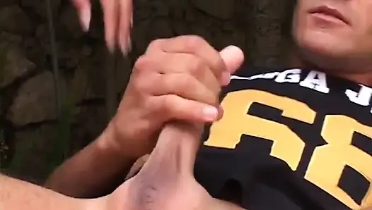 Harika memeli ateşli esmer sikişmeden önce havuz başında yarağı gırtlağına kadar alıyor