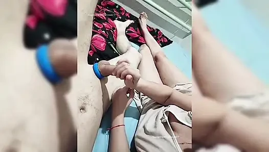Bir yarağın şehvetli ve nazik kullanımı. Orta yaşlı seksi kadın mastürbasyon yapmayı biliyor! Başlangıç...