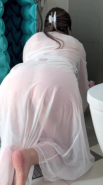 Üvey anne dolgun elbisesiyle banyoyu temizliyor. Yavaş yavaş