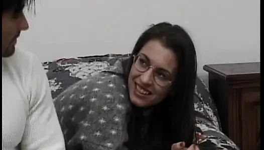 Gözlüklü esmer retro sert sikişte sikiliyor