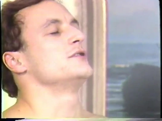 Kızıl saçlı nostaljik pornoda yatakta muzla mastürbasyon yapıyor