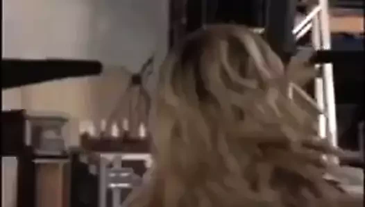 Wwe - Peyton Royce dekolteli bir elbiseyle selfie çekiyor