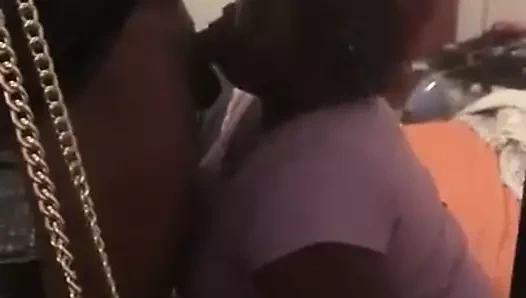 İri güzel kadın ıslak sakso çekiyor