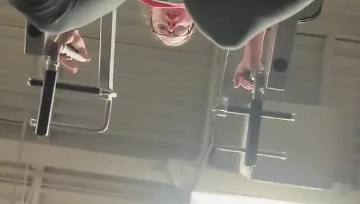 İlk kez spor salonu orgazmı!! Spor salonunda ab egzersizinden boşalıyor