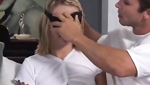 Seksi hatun deliklerinin yarakla dolmasını seviyor