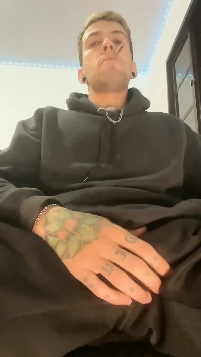 Beyaz adam büyük pembe yarak boşalana kadar porno izliyor