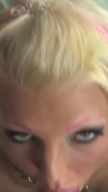 Мощный момент из "Худенькая юная блондинка с маленькими сиськами трахается в тюремной камере"