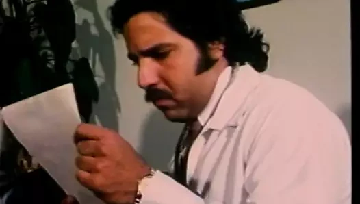 Adam şeritler bu esmer sürtük çıplak ve sikikleri ona sıkı kedi ile çük