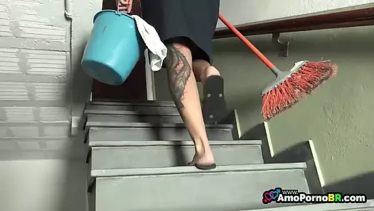 Sertanejo otelde hizmetçiyi yedi