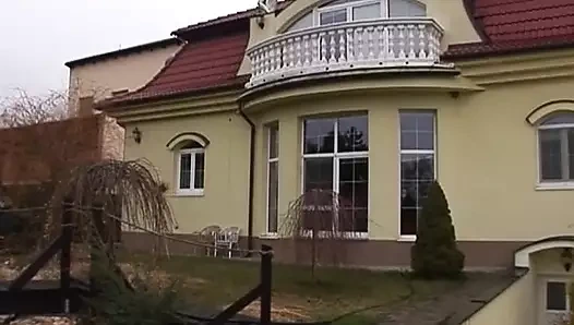 Vahşi bir Alman bayan deliklerine dildo sokuyor ve oturma odasında sikiliyor