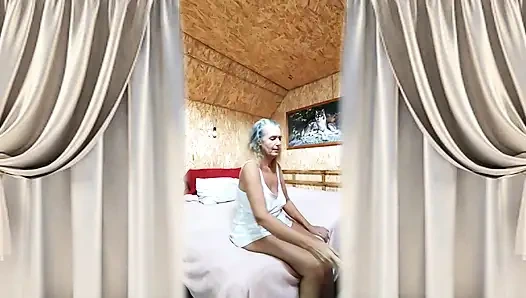 Sıcak ev hanımı Lukerya büyük bir yatakta