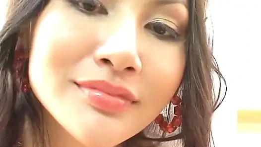 Çarpıcı Asyalı gelin tek başına azdırıyor