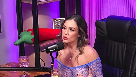 Mükemmel vücutlu ve kıvırcık saçlı genç latin edepsizce konuşuyor