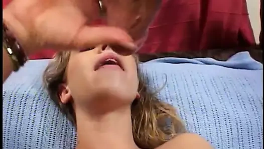 Azgın sarışın kızlar pembe amcıkları için şişman beyaz bir yarağı paylaşıyor