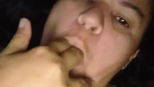 Tek başına ve vibratörsüz eğleniyor, heyecanlı ama gel bir bak