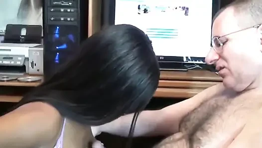 Zenci tatlı Mercy beyaz bir yarağı emiyor