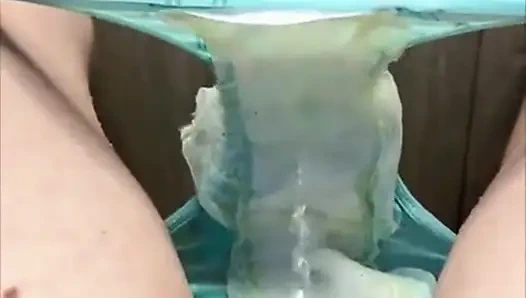 Ayaklarda güçlü bir idrar akışı - uzun tüyler büyük bir idrar birikintisinde