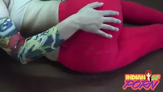 Hint tombul gf döşeme çıplak parmak ona kedi mastürbasyon yapmak