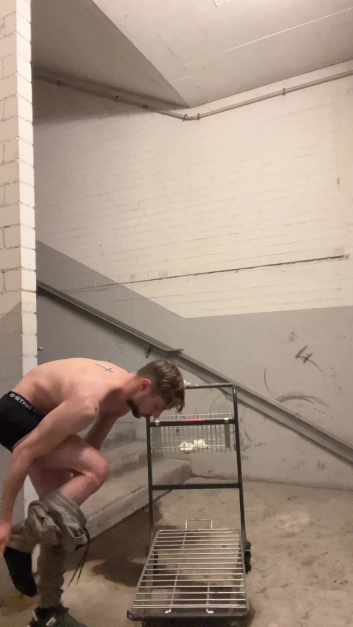 Người Đức con trai công cộng ngoài trời tự ở mặt cum đi tiểu nuốt trần truồng cơ nhỏ tinh ranh lớn vòi nước trẻ thẳng phù hợp sự thủ dâm