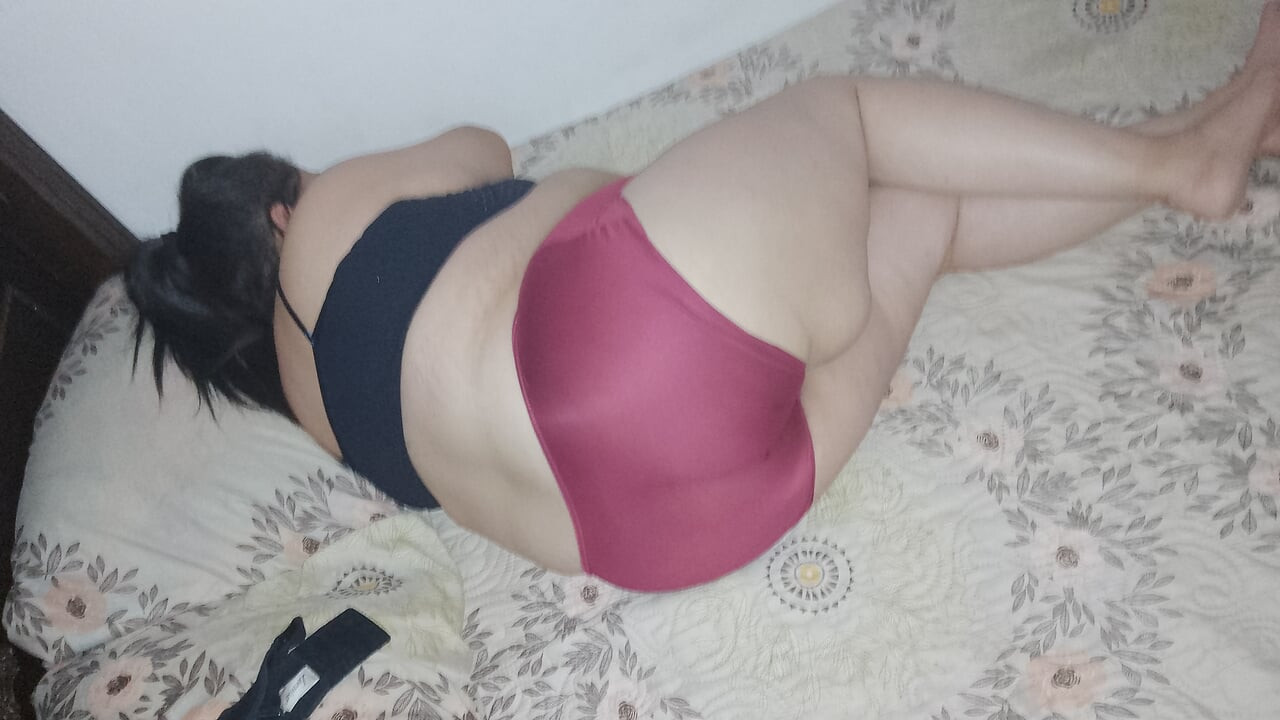 Üvey annemi iç çamaşırı içinde buluyorum ve dev götüyle mastürbasyon yapıyorum