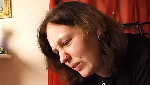 Teen fingert sich vor der Kamera