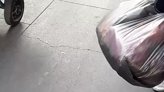 Culona en leggins blancos