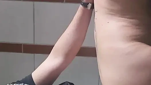 Orta yaşlı seksi kadın yerel barda banyoda sikiliyor