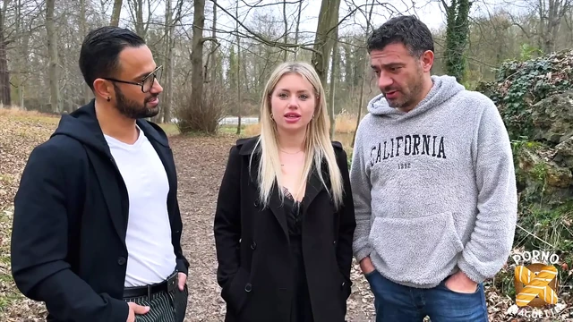 Georgia, seksi sarışın, iki yarakla sikiliyor