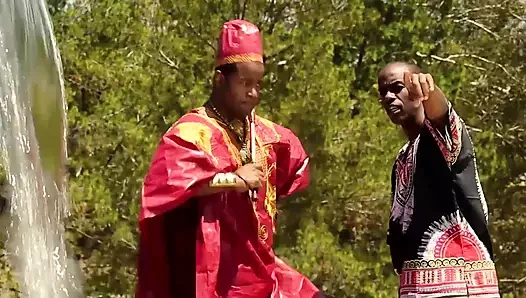 İki zenci kadın nuru masajı yapıyor