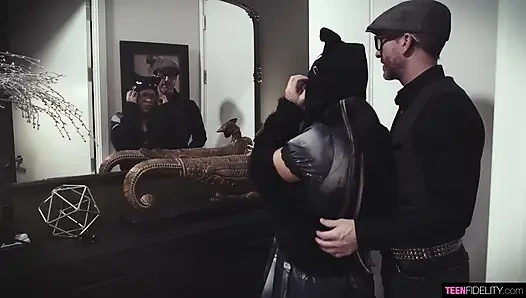 Raven Reverie göt deliğini yalıyor ve dölleniyor