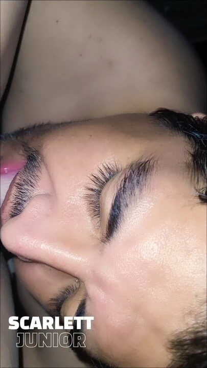 Yarak emiyor, amcık yalıyor ve sikişiyor!