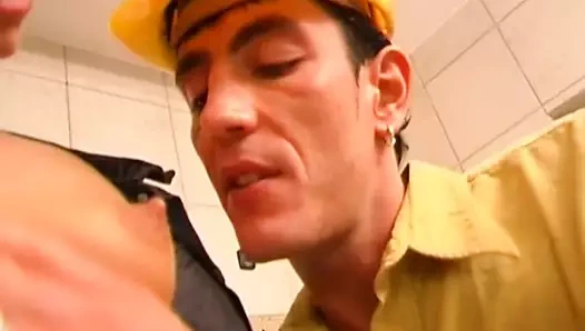 Almanya'dan küçük memeli bir bayan amcığını tesisatçısına kontrol ettiriyor