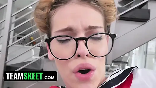 Genç beyaz kız en iyi arkadaşı izlerken büyük zenci adam tarafından sikiliyor - teamskeet