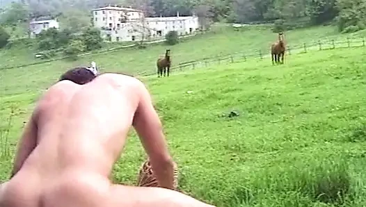 Olgun sarışın orta yaşlı seksi kadın açık havada sert sikişte genişliyor