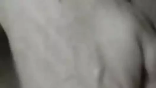 coroa gordinha com o dedinho no cu 1