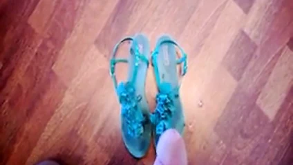Kız arkadaşımın iyi giyilen sandaletleri üzerinde Cumming