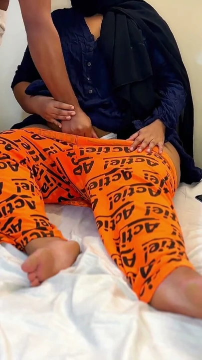 Üvey oğlu Arap ateşli üvey annesini parmaklarken ve külotla aşırı fışkırtırken yakaladı sonra domaltmalı anal ve ıslak amcık sikişine yardım ediyor | Klip 1
