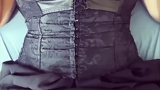 Gotik kız şu anda ateşli ve büyük göğüsleriyle oynamak istiyor