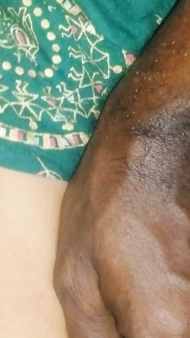 Desi Bhabhi'nin sıcak amına sikimi soktum