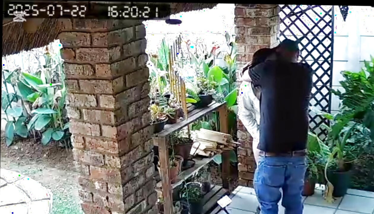 Aldatılan patron mastürbasyon yaparken karısını sikmemi istedi