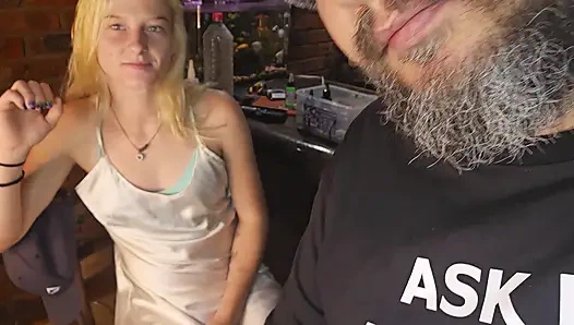 Üvey kız kardeş meme ucunun yanında külotsuz kalp dövmesi istiyor