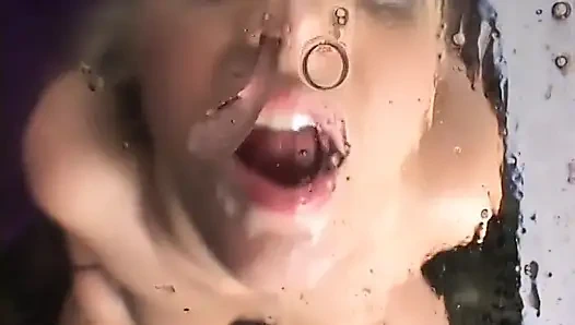 Azgın adam içeride güzel bir oral seksin tadını çıkarıyor