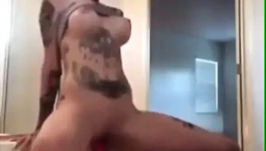 Tattoed bebek çift yapay penis oyun içinde banyo