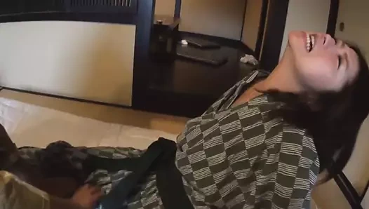 Konomi ve Yui kaplıcada üçlü seks yapıyor