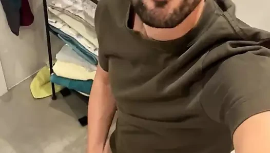 Sözlü baba mastürbasyon yapıyor ve kalın bir döl alıyor