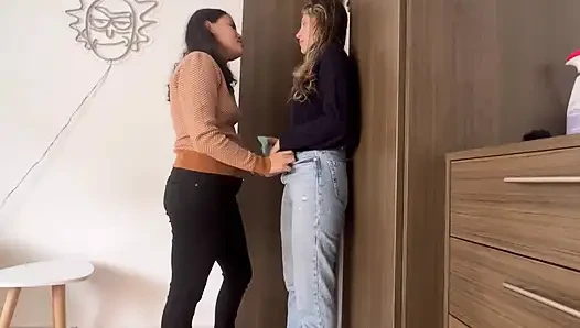 Kimse farketmesin diye dolaba dokunuyorum